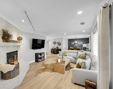 8606 Arrowhead Drive - Photo Thumbnail 3