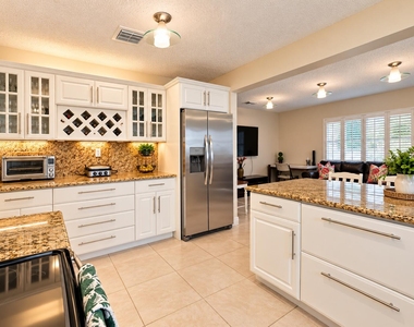 808 E Cypress Lane - Photo Thumbnail 3