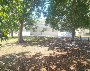 198 Se 27th Court - Photo Thumbnail 2