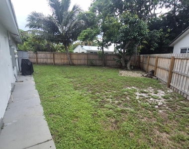 198 Se 27th Court - Photo Thumbnail 17