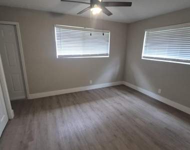 198 Se 27th Court - Photo Thumbnail 9