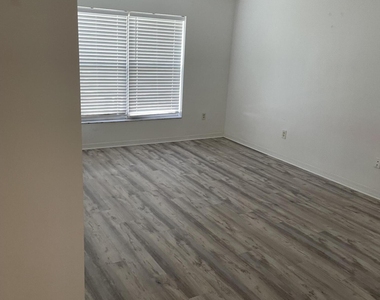 401 Rainbow Springs Terrace - Photo Thumbnail 10