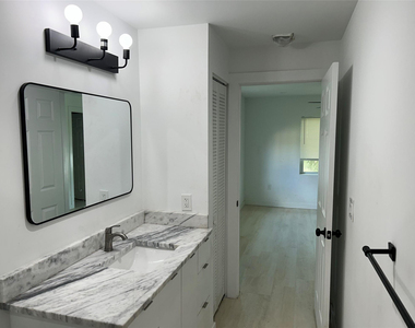 1117 Ne 5th Avenue - Photo Thumbnail 3