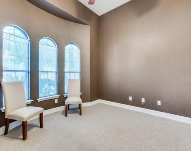 4652 Phillip Drive - Photo Thumbnail 6