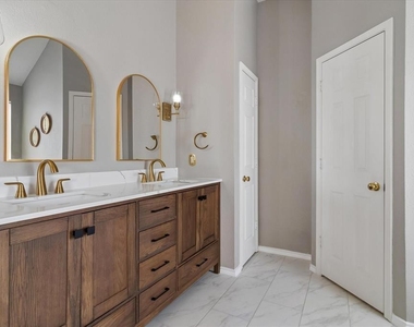 11379 Lockshire Drive - Photo Thumbnail 17