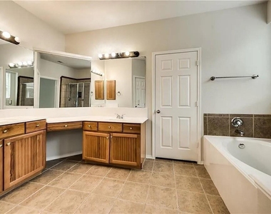9304 Regal Oaks Drive - Photo Thumbnail 14