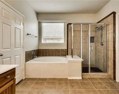 9304 Regal Oaks Drive - Photo Thumbnail 15