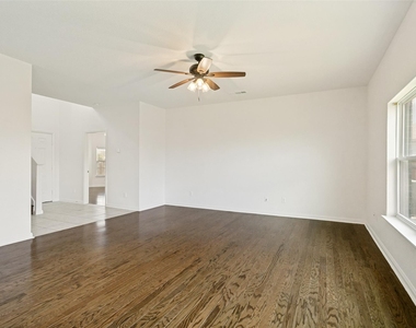 215 Silverleaf Drive - Photo Thumbnail 4