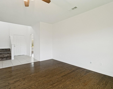 215 Silverleaf Drive - Photo Thumbnail 2