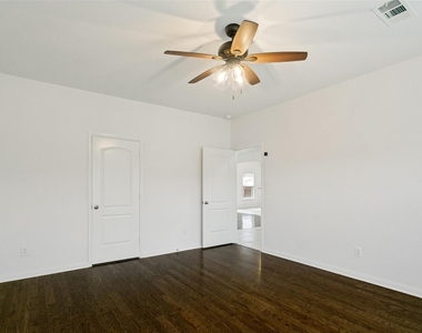 215 Silverleaf Drive - Photo Thumbnail 6