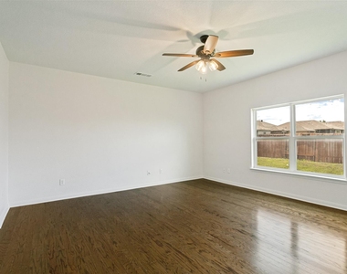 215 Silverleaf Drive - Photo Thumbnail 8