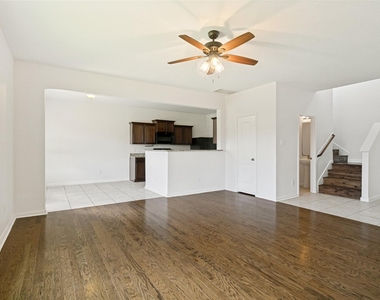 215 Silverleaf Drive - Photo Thumbnail 9
