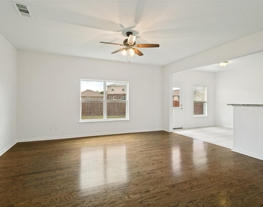 215 Silverleaf Drive - Photo Thumbnail 7