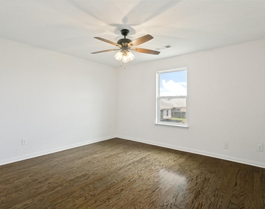215 Silverleaf Drive - Photo Thumbnail 18