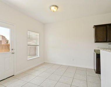 215 Silverleaf Drive - Photo Thumbnail 10