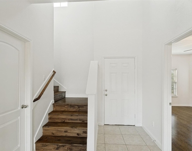 215 Silverleaf Drive - Photo Thumbnail 1