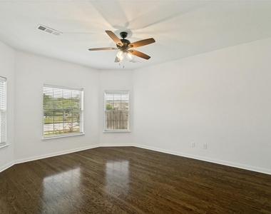 215 Silverleaf Drive - Photo Thumbnail 5