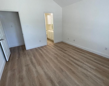 2049 Sunny Side Drive - Photo Thumbnail 4