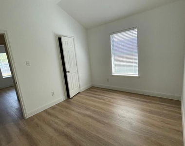 2049 Sunny Side Drive - Photo Thumbnail 2