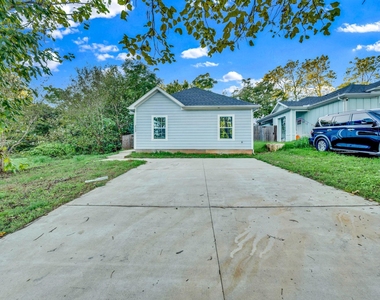 2909 S Scullin Avenue - Photo Thumbnail 3