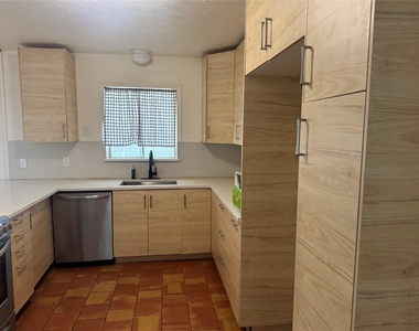 514 W Ridgewood Drive - Photo Thumbnail 9