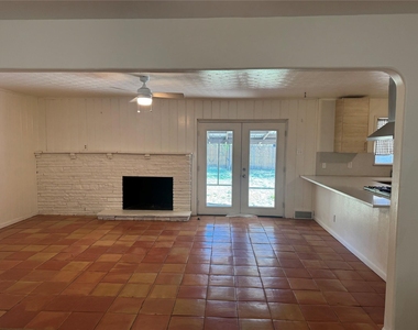 514 W Ridgewood Drive - Photo Thumbnail 2