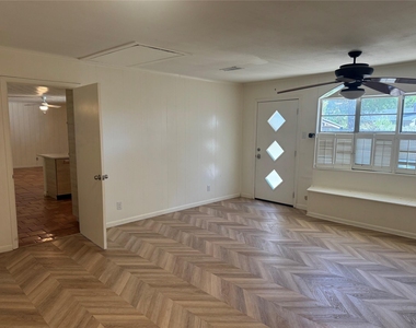 514 W Ridgewood Drive - Photo Thumbnail 1