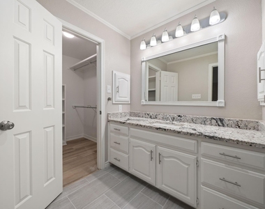 306 Westpark Drive N - Photo Thumbnail 16