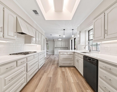 306 Westpark Drive N - Photo Thumbnail 11