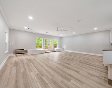 306 Westpark Drive N - Photo Thumbnail 24