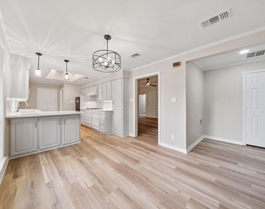 306 Westpark Drive N - Photo Thumbnail 10