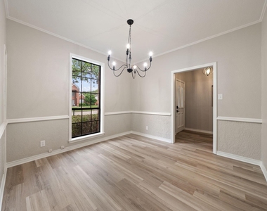 306 Westpark Drive N - Photo Thumbnail 7