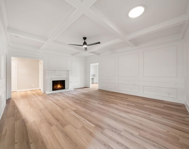 306 Westpark Drive N - Photo Thumbnail 4