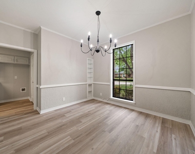 306 Westpark Drive N - Photo Thumbnail 8