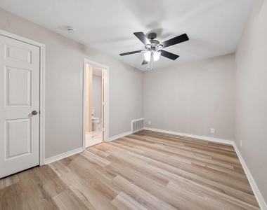 306 Westpark Drive N - Photo Thumbnail 19