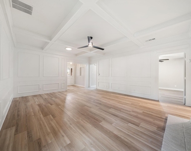 306 Westpark Drive N - Photo Thumbnail 5