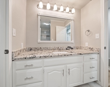 306 Westpark Drive N - Photo Thumbnail 20