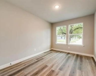 1118 Oak Drive - Photo Thumbnail 13