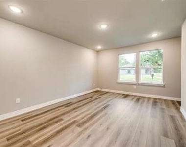 1118 Oak Drive - Photo Thumbnail 2