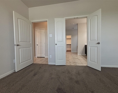 5030 Royal Springs Drive - Photo Thumbnail 14