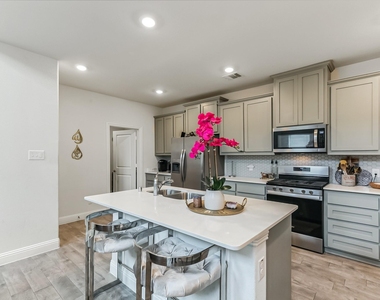 6028 Paddock Lane - Photo Thumbnail 12