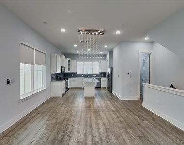 217 S Village Way - Photo Thumbnail 6