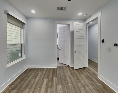 217 S Village Way - Photo Thumbnail 11
