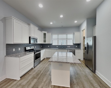 217 S Village Way - Photo Thumbnail 5