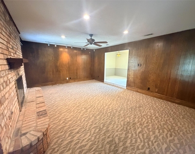 1620 Lexington Place - Photo Thumbnail 2