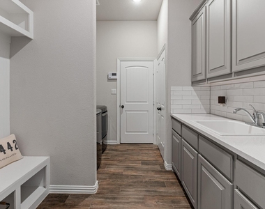 1089 Emilia Drive - Photo Thumbnail 12