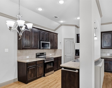 204 Saxon Street - Photo Thumbnail 8
