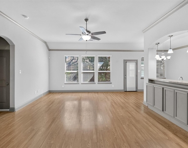 204 Saxon Street - Photo Thumbnail 5