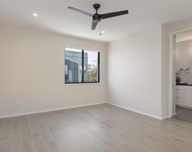 4703 Munger Avenue - Photo Thumbnail 17