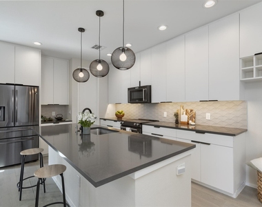 4703 Munger Avenue - Photo Thumbnail 7